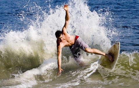 爱游戏体育-电竞赛场焦点！意大利队对阵英格兰队，防守反击奏效，球队笑到最后