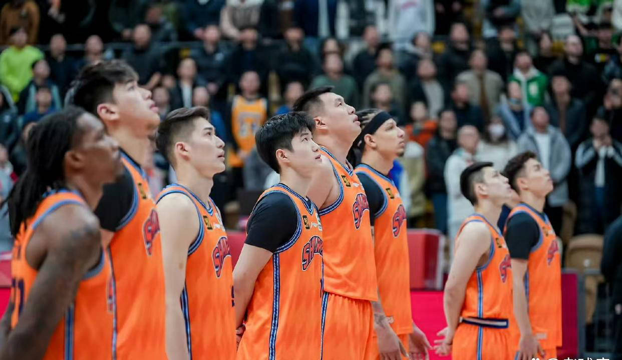 上海男篮成功晋级八强，逐梦冠军
