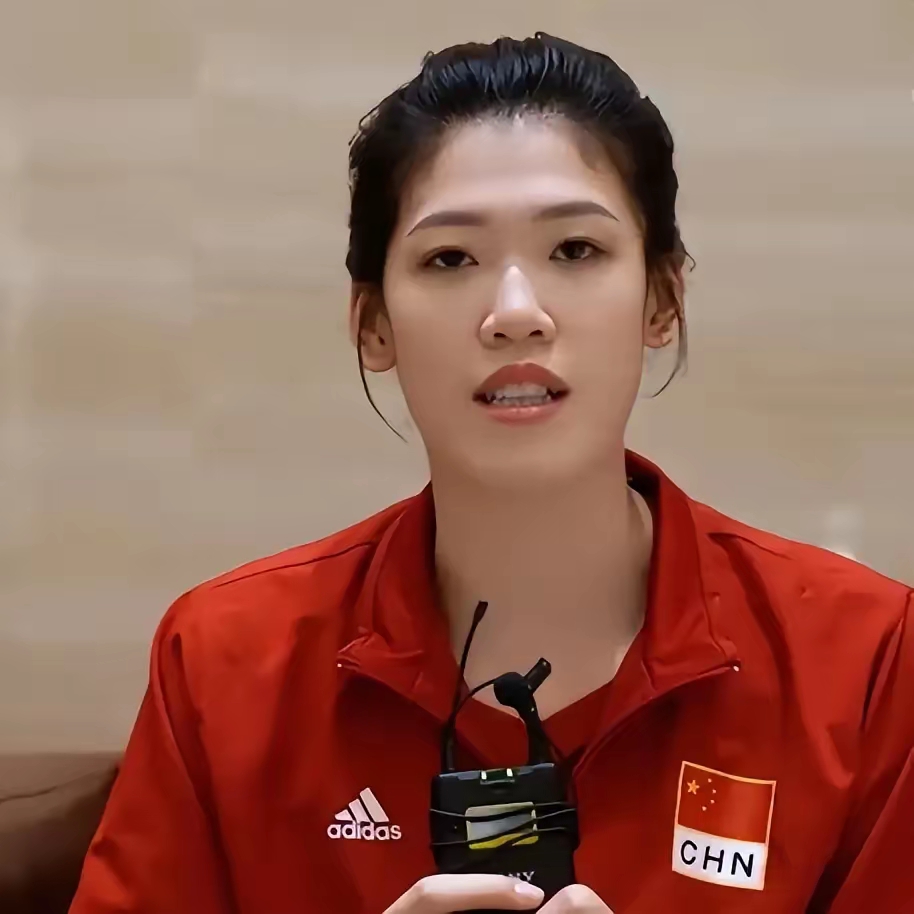 包含羽毛球队在比赛中因伤离场，中国女排主教练感到担心的词条